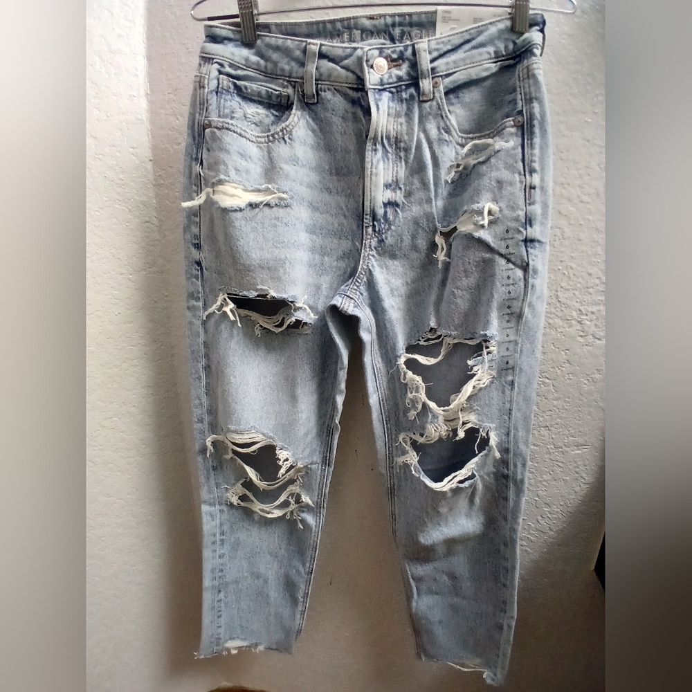 American Eagle Outfitters Distressed Mom Jeans NWT